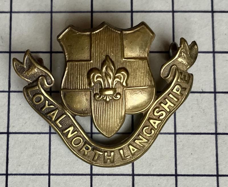 c1911-21 The Loyal Regiment (North Lancashire) Officers' Gilding Metal Forage Cap Badge