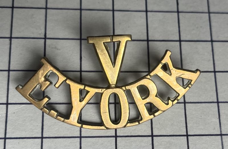 c1918 East Yorkshire Regiment Volunteers Brass WW1 Shoulder Title Gaunt