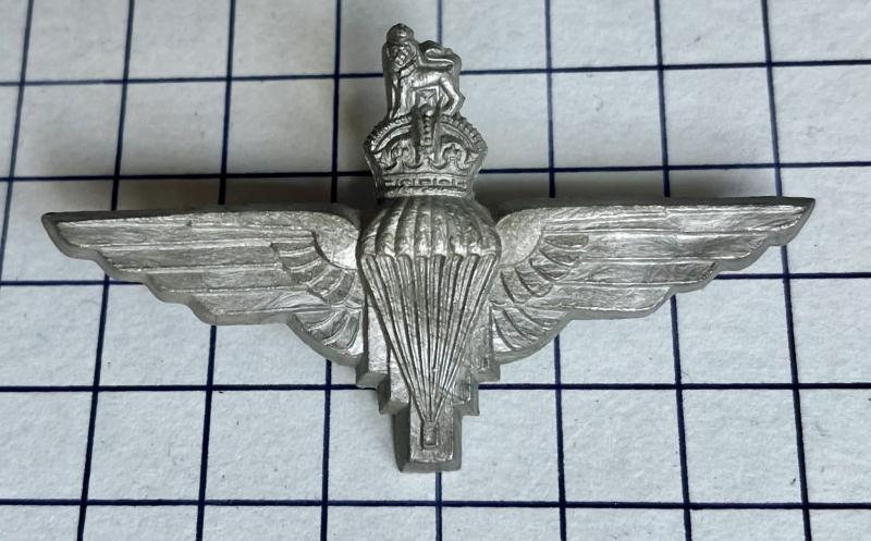 cWW2 Parachute Regiment Plastic Cap Badge