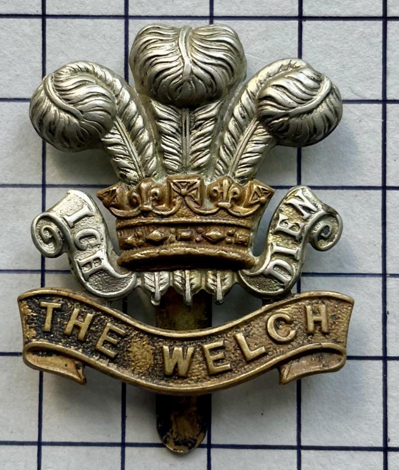 c1920-50s The Welch Regiment Bi-Metal Cap Badge