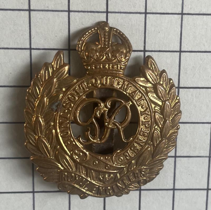 c1936 - 52 Royal Engineers (RE) GVI Brass Other Ranks Cap Badge