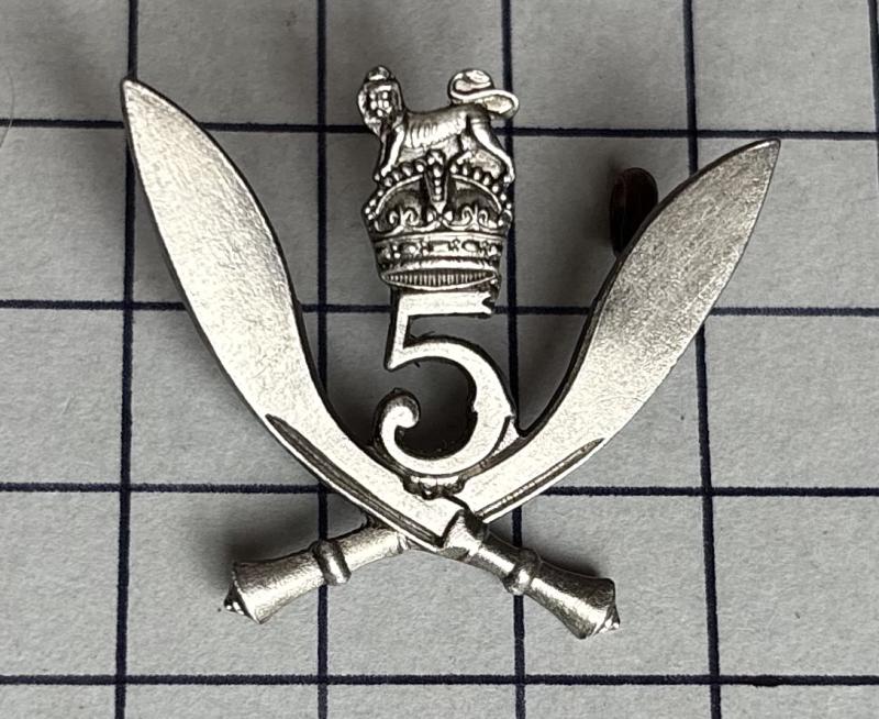 cWW2 5th Gurkha Rifles Other Ranks White Metal Cap Badge