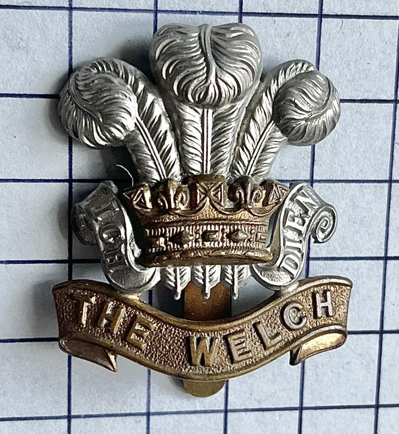 c1920-50s The Welch Regiment Bi-Metal Cap Badge