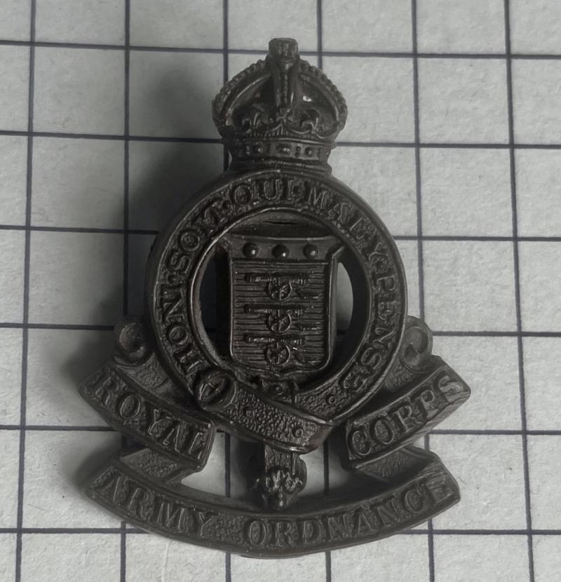 cWW2 Royal Army Ordnance Corps (RAOC) Plastic Cap Badge