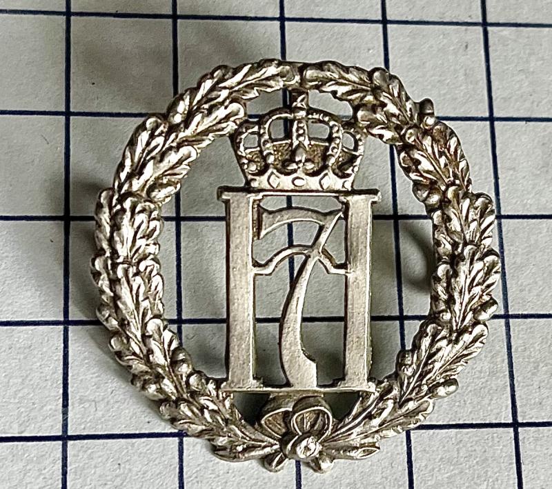 cWW2 Norwegian Free Forces in Exile Haakon 7 NCO's White Metal Cap Badge