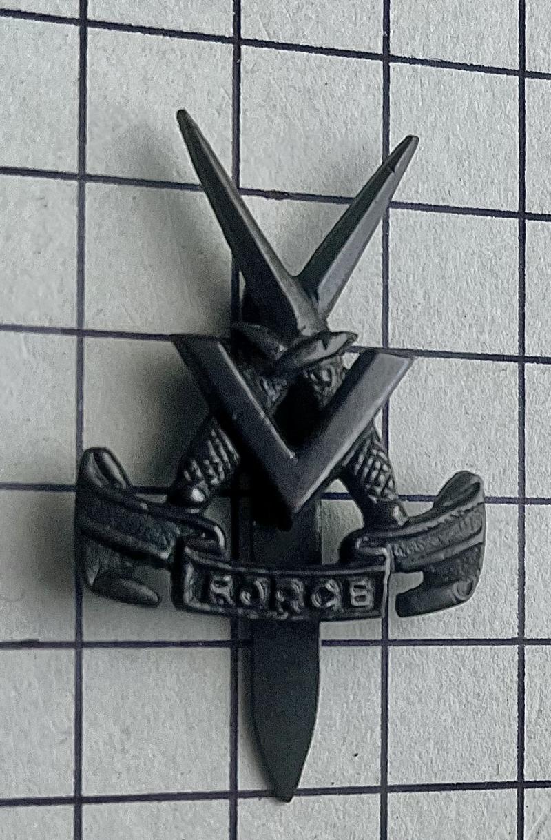 cWW2 'V' Force Special Forces Cast Cap Badge