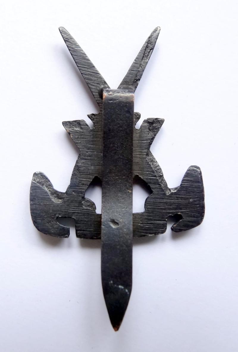 cWW2 'V' Force Special Forces Cast Cap Badge