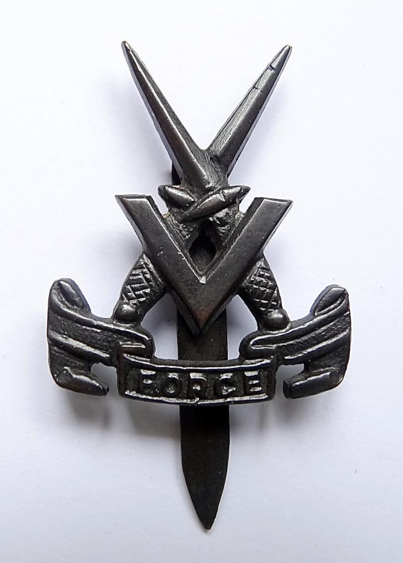 cWW2 'V' Force Special Forces Cast Cap Badge