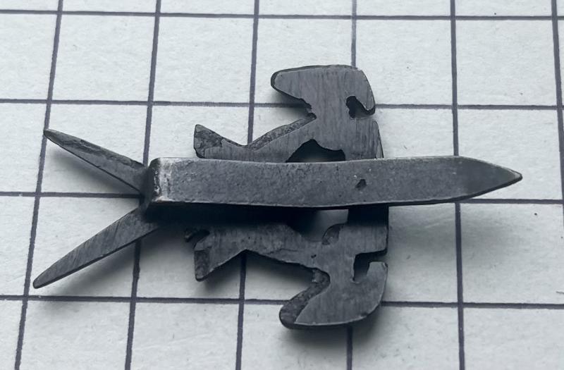 cWW2 'V' Force Special Forces Cast Cap Badge