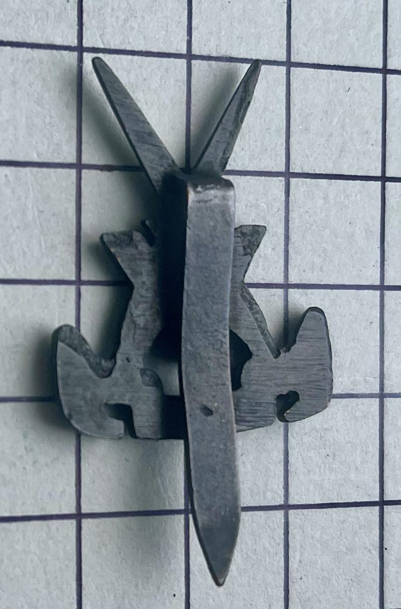 cWW2 'V' Force Special Forces Cast Cap Badge