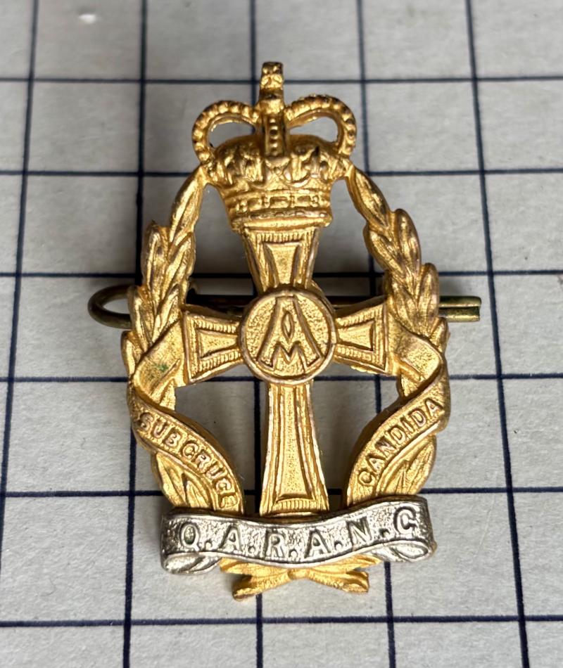 Post 1952 Gaunt Queen Alexandra's Royal Army Nursing Corps (QARANC) Officer Sil Plate and Gilt Cap Badge