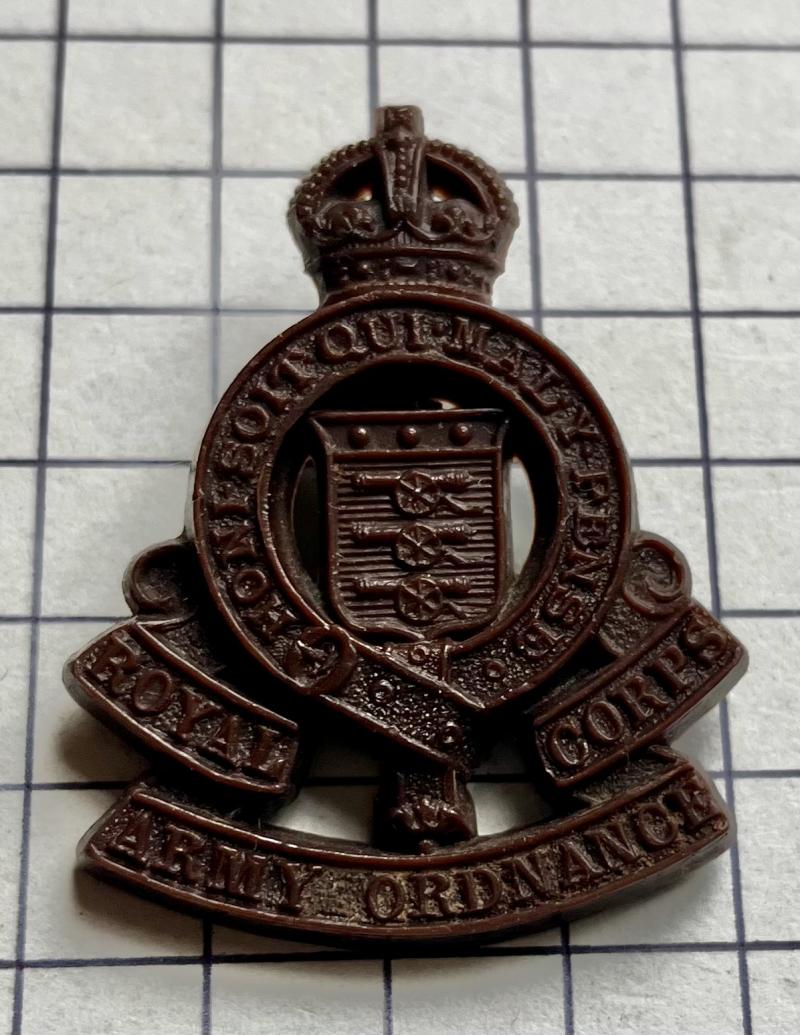 cWW2 Royal Army Ordnance Corps (RAOC) Plastic Cap Badge