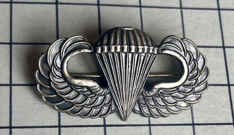 cWW2 US American Parachute Wings Qualification British Made Gaunt London Pin Badge
