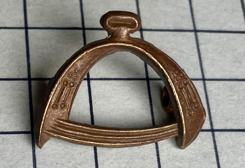 Post 1908 7th Battalion Hampshire Regiment 'Stirrup' Other Ranks Brass Collar Badge