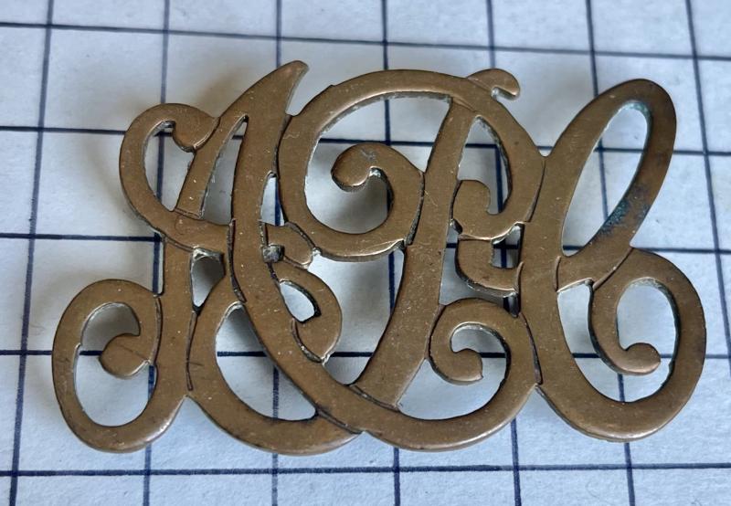 cWW1 Army Pay Corps (APC) Shoulder Title Badge