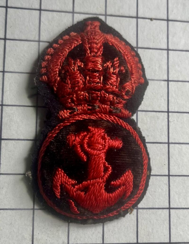cWW2 British Period Royal Navy Naval Petty Officer (PO) Red Cloth Economy Cap Badge.