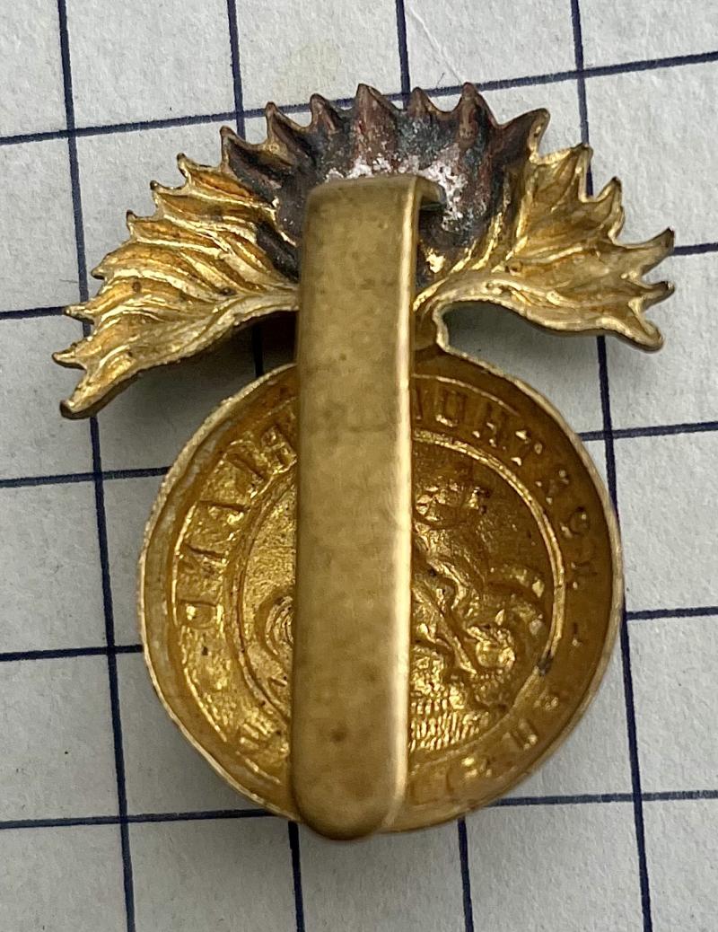 cWW1 Northumberland Fusiliers Brass Cap Badge