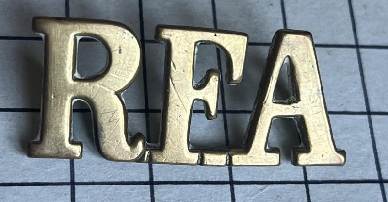 cWW1 Royal Field Artillery (RFA) Other Rank's Brass Shoulder Title Badge
