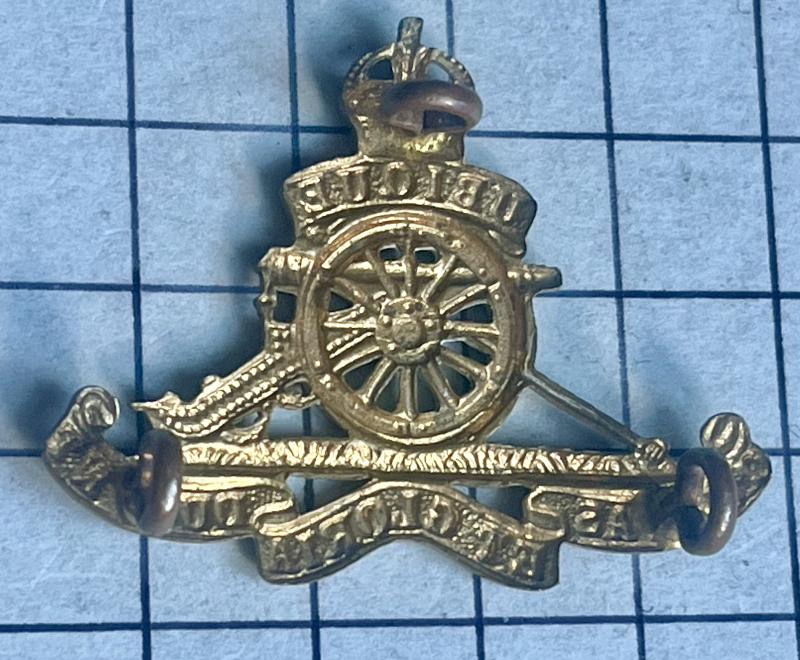 c1948-52 Beret Small Size Royal Artillery (R.A.) Cap Badge 3 Lugs