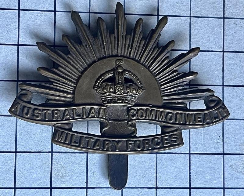 cWW1 Australian Commonwealth Military Forces Rising Sun Cap Badge with Slider - British Manufacture