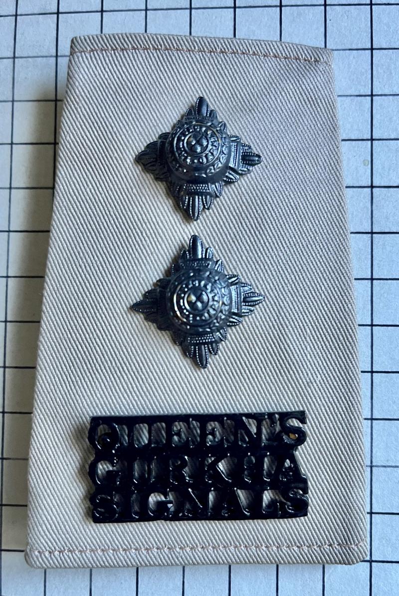Post 1977 Queens Gurkha Signals Lieutenant Tropical Shoulder Title Rank Slide Tab Badge