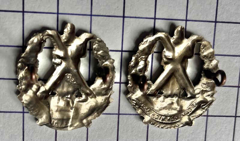 Canadian Cameron Highlanders of Ottawa (M.G.) Pair of Collar Badges