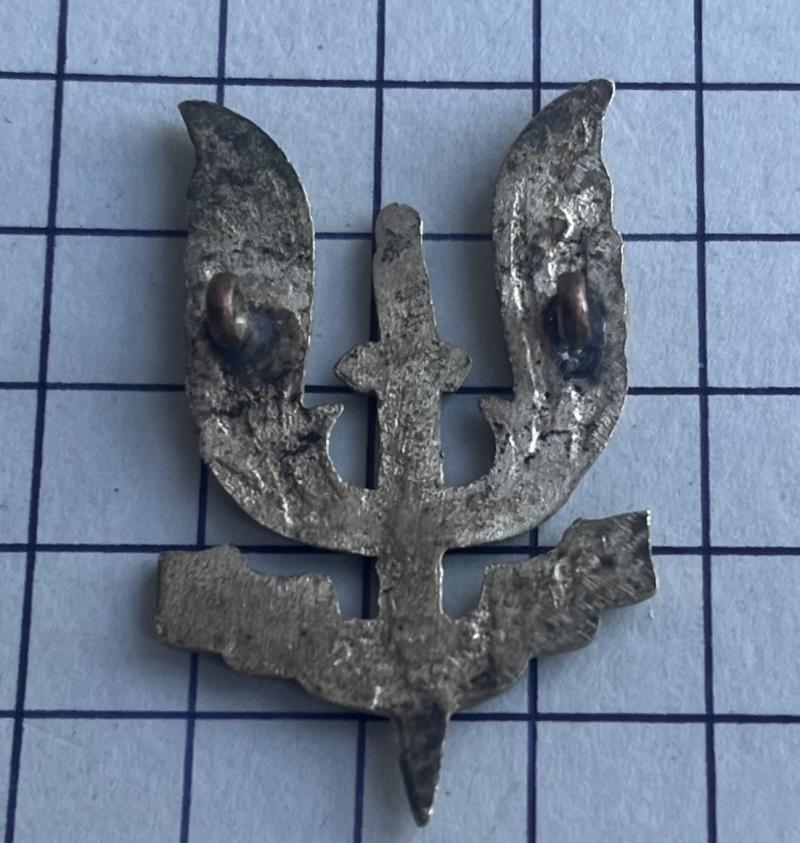 Post WW2 Belgium Belgique 1st Parachute Special Air Service (SAS) Cast Brass Cap Badge