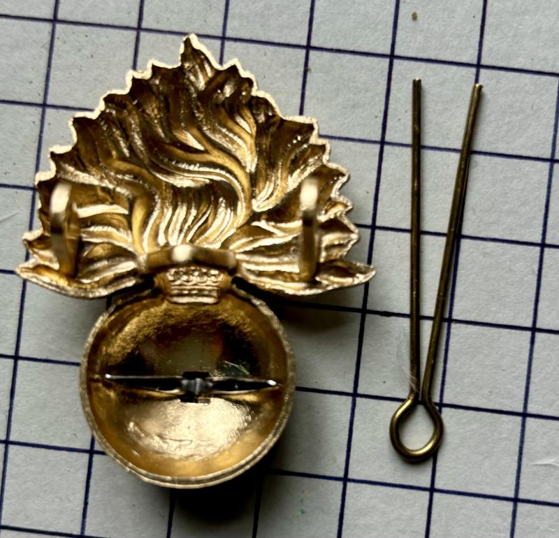 The Royal Regiment Fusiliers (RRF) Anodised Aluminium Cap Badge & Hackle