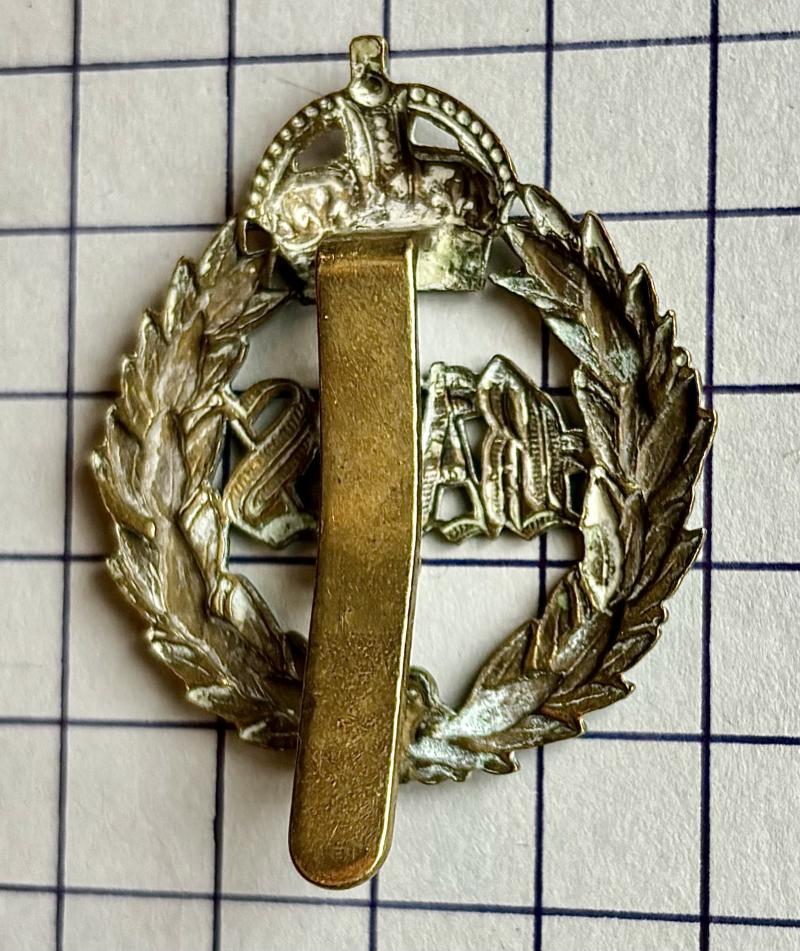 Queen’s Bays 2nd Dragoon Guards Cavalry Brass Metal Cap Badge