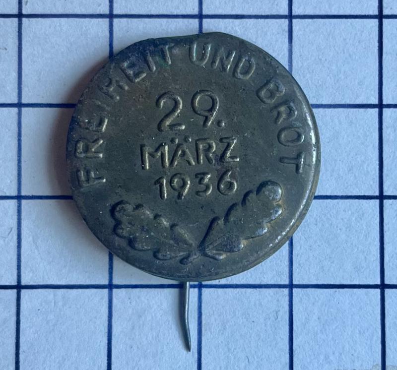 WW2 German Freiheit Und Brot 29 Marz 1936 Tinnie Day Pin Badge