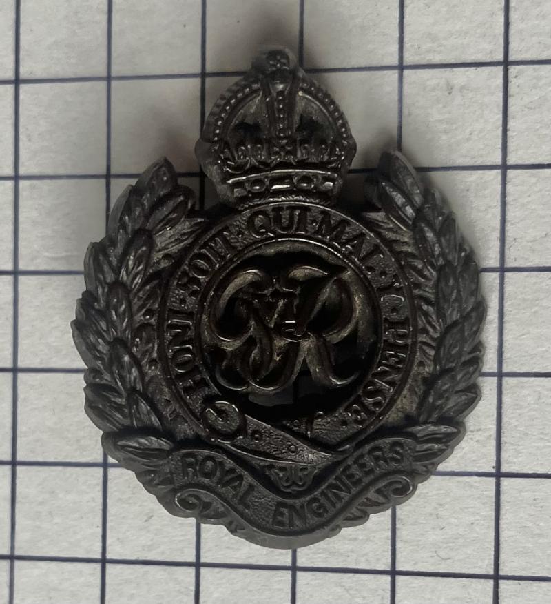 cWW2 Very Dark Brown Royal Engineers (RE) Plastic Bakerlite Economy Cap Badge